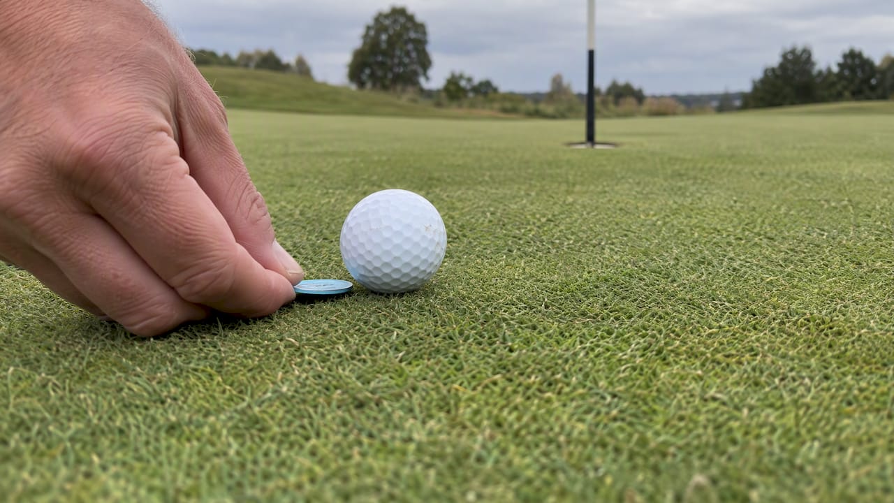 Cyan marker placed behind golf ball